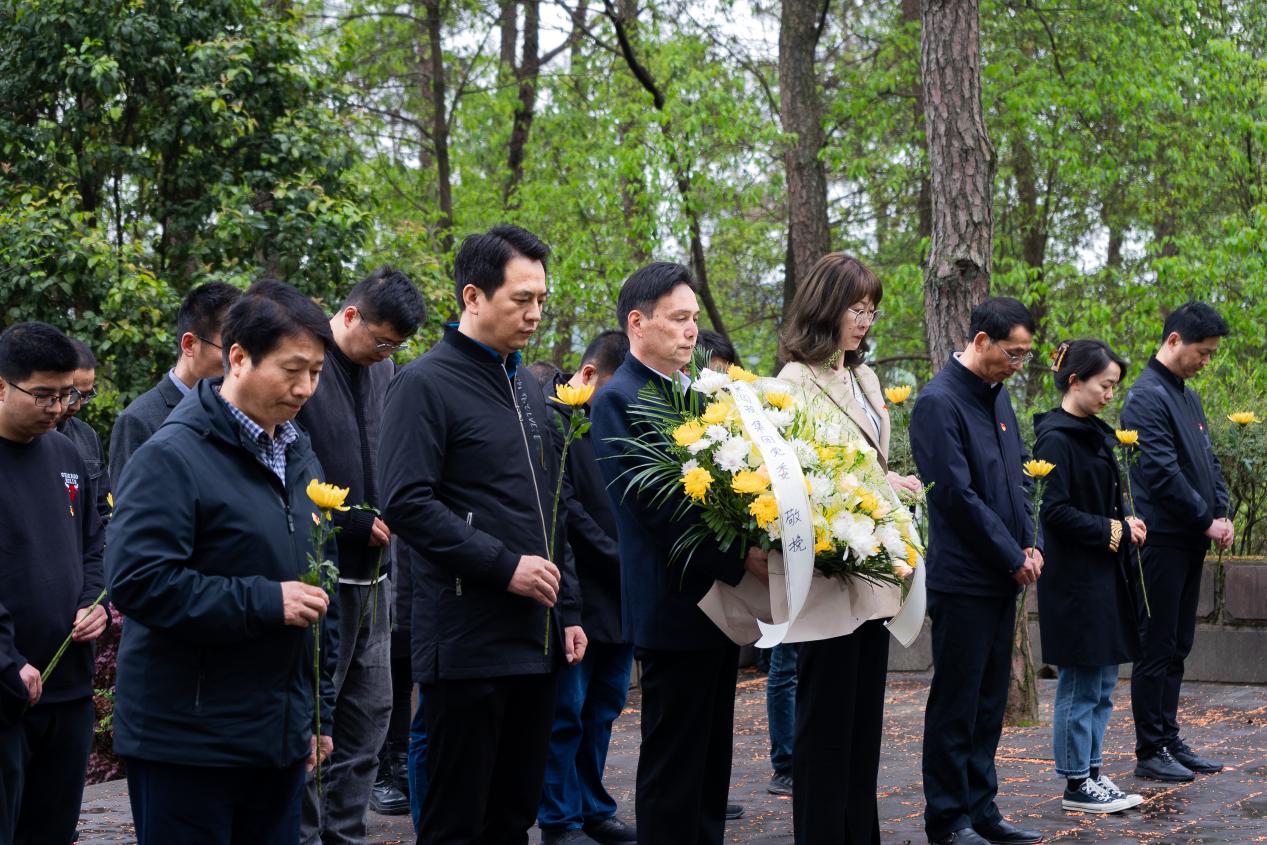 區(qū)國投集團(tuán)開展四月祭英烈主題黨日活動(dòng)